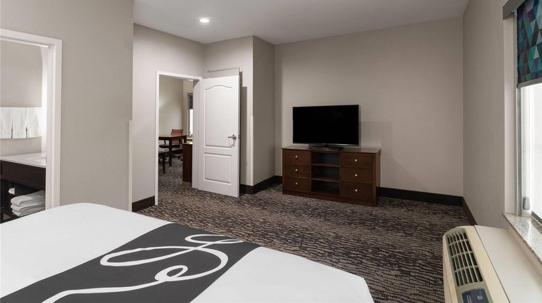 <b>La Quinta Inn & Suites Baton Rouge Suite</b>. Images powered by <a href="https://iceportal.shijigroup.com/" title="IcePortal" target="_blank">IcePortal</a>.