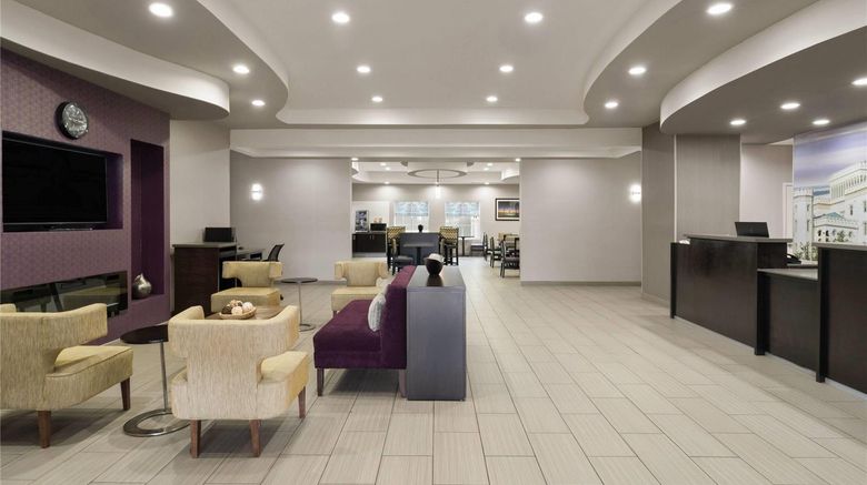 <b>La Quinta Inn & Suites Baton Rouge Lobby</b>. Images powered by <a href="https://iceportal.shijigroup.com/" title="IcePortal" target="_blank">IcePortal</a>.