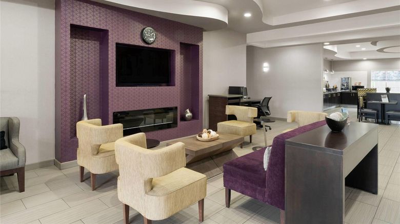 <b>La Quinta Inn & Suites Baton Rouge Lobby</b>. Images powered by <a href="https://iceportal.shijigroup.com/" title="IcePortal" target="_blank">IcePortal</a>.