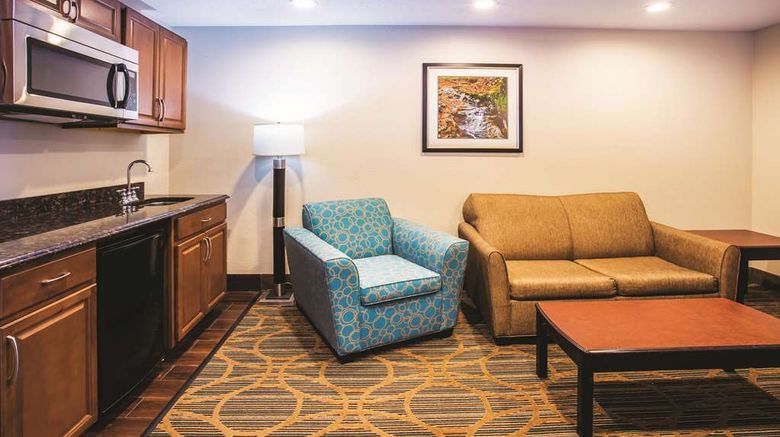 <b>La Quinta Inn & Suites Evansville Suite</b>. Images powered by <a href="https://iceportal.shijigroup.com/" title="IcePortal" target="_blank">IcePortal</a>.