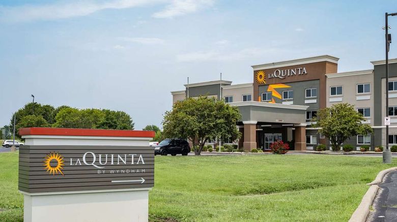 <b>La Quinta Inn & Suites Evansville Exterior</b>. Images powered by <a href="https://iceportal.shijigroup.com/" title="IcePortal" target="_blank">IcePortal</a>.