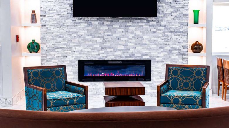 <b>La Quinta Inn & Suites Evansville Lobby</b>. Images powered by <a href="https://iceportal.shijigroup.com/" title="IcePortal" target="_blank">IcePortal</a>.