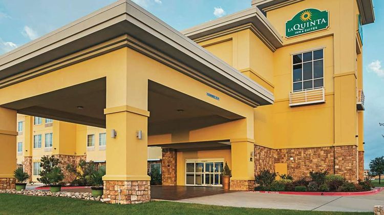 La Quinta Inn & Suites Forest Hill Exterior