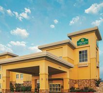 La Quinta Inn & Suites Forest Hill Exterior