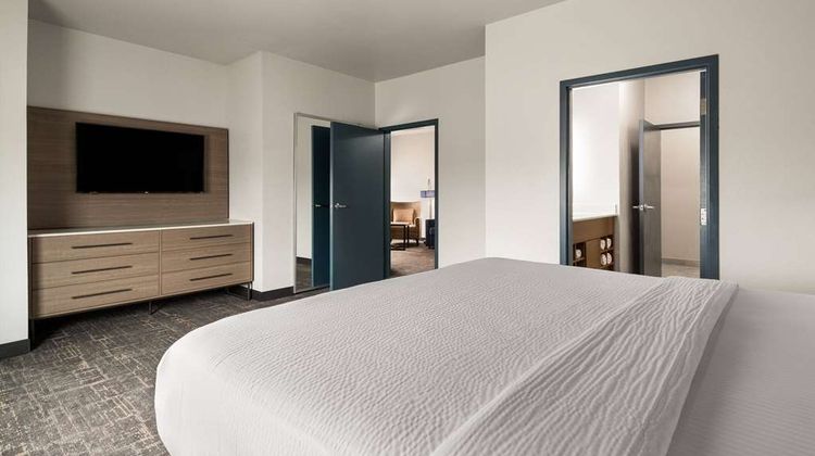 La Quinta Inn & Suites Forest Hill Suite