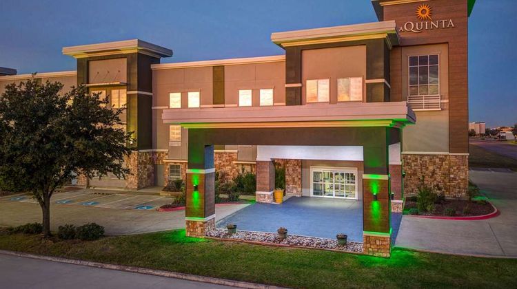 La Quinta Inn & Suites Forest Hill Exterior