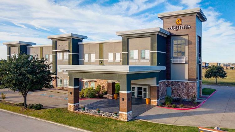 La Quinta Inn & Suites Forest Hill Exterior