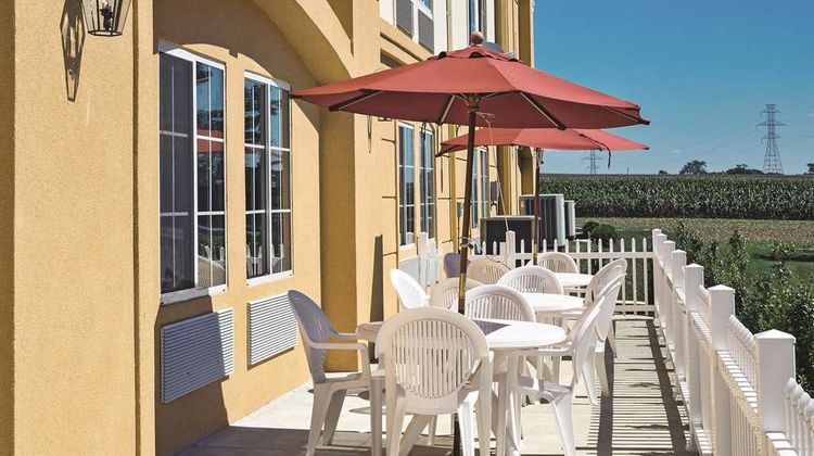 La Quinta Inn & Suites Lancaster Exterior