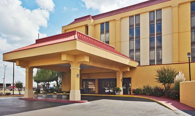 La Quinta Inn & Suites Exterior