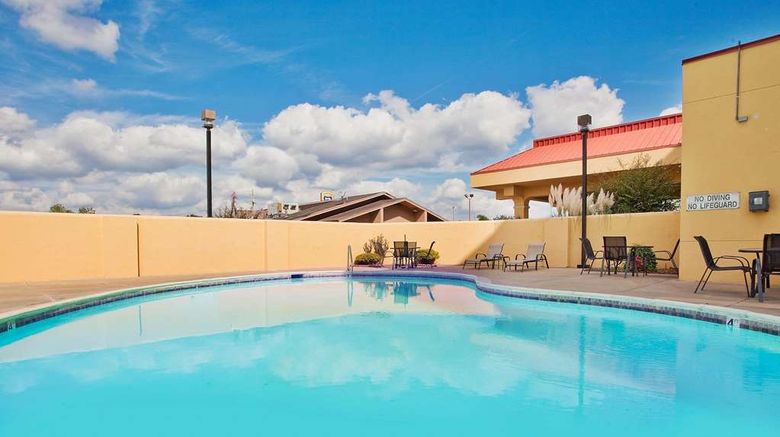 <b>La Quinta Inn & Suites Pool</b>. Images powered by <a href="https://iceportal.shijigroup.com/" title="IcePortal" target="_blank">IcePortal</a>.
