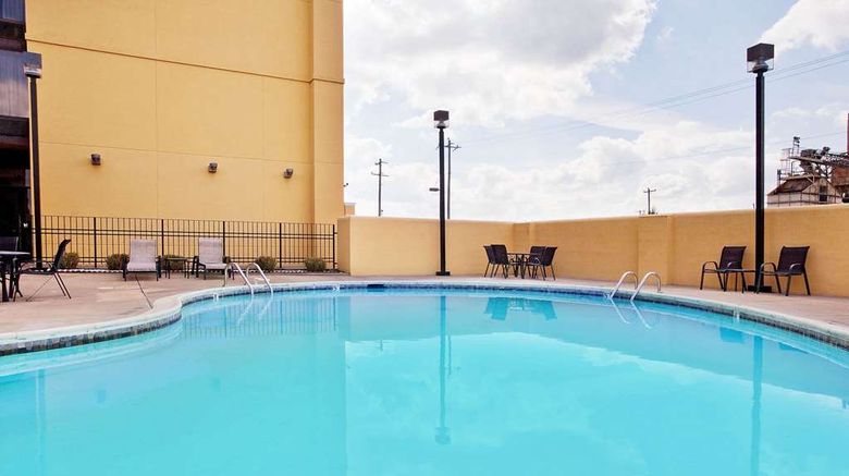 <b>La Quinta Inn & Suites Pool</b>. Images powered by <a href="https://iceportal.shijigroup.com/" title="IcePortal" target="_blank">IcePortal</a>.
