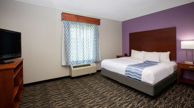 <b>La Quinta Inn & Suites Tupelo Suite</b>. Images powered by <a href="https://iceportal.shijigroup.com/" title="IcePortal" target="_blank">IcePortal</a>.
