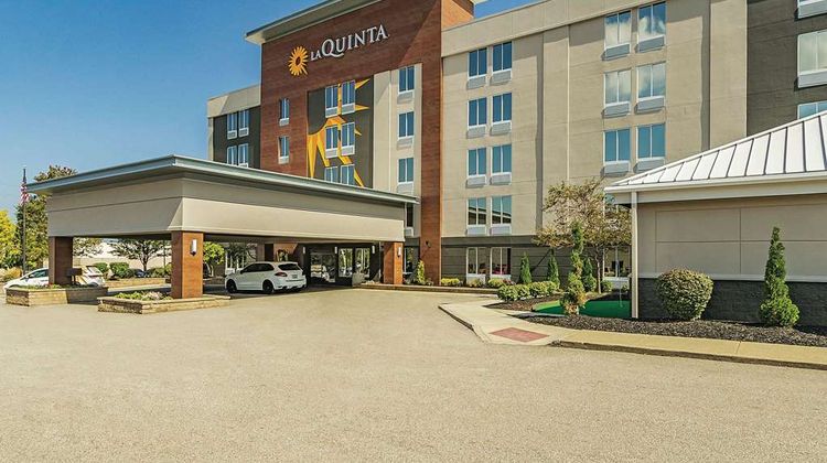 La Quinta Inn & Suites Cleveland Arpt W Exterior