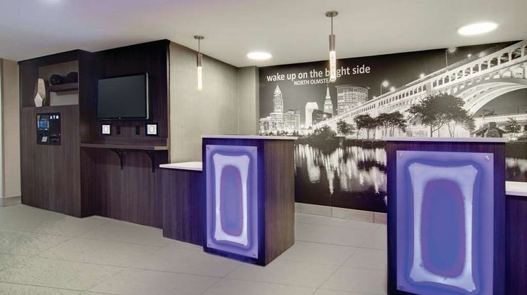 La Quinta Inn & Suites Cleveland Arpt W Lobby