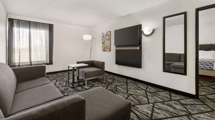 La Quinta Inn & Suites Cleveland Arpt W Suite