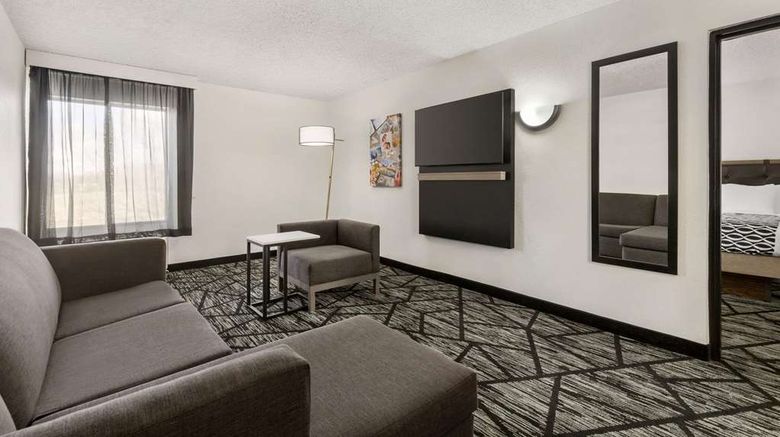<b>La Quinta Inn & Suites Cleveland Arpt W Suite</b>. Images powered by <a href="https://iceportal.shijigroup.com/" title="IcePortal" target="_blank">IcePortal</a>.