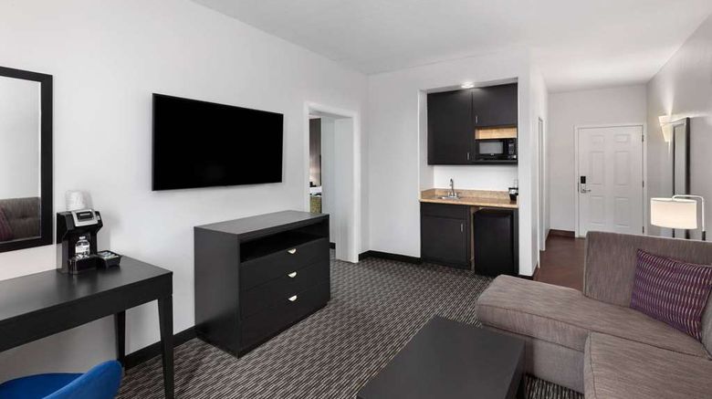 <b>La Quinta Inn & Suites Austin-Cedar Park Suite</b>. Images powered by <a href="https://iceportal.shijigroup.com/" title="IcePortal" target="_blank">IcePortal</a>.