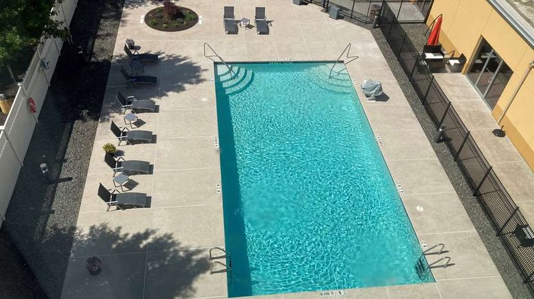 <b>La Quinta Inn & Suites Danbury Pool</b>. Images powered by <a href="https://iceportal.shijigroup.com/" title="IcePortal" target="_blank">IcePortal</a>.