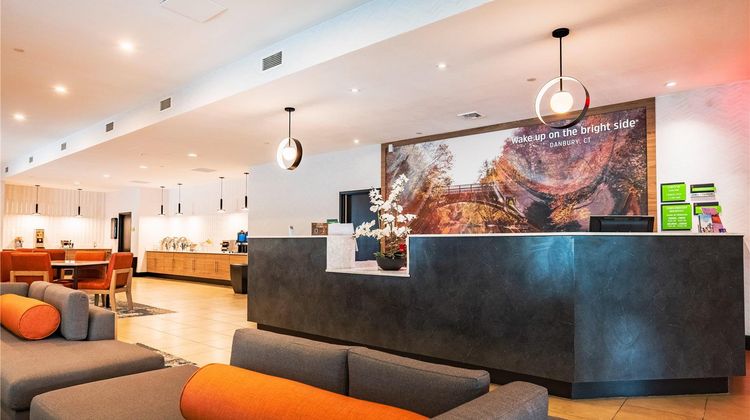 La Quinta Inn & Suites Danbury Lobby