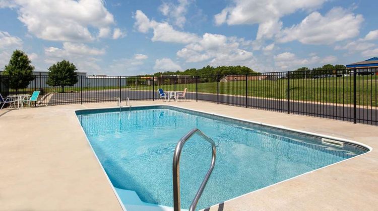 La Quinta Inn & Suites Blue Springs Pool