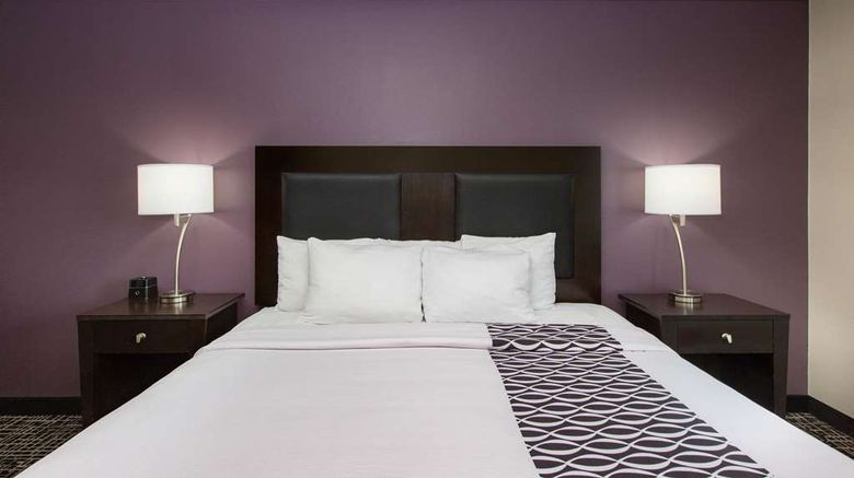 <b>La Quinta Inn & Suites Blue Springs Room</b>. Images powered by <a href="https://iceportal.shijigroup.com/" title="IcePortal" target="_blank">IcePortal</a>.