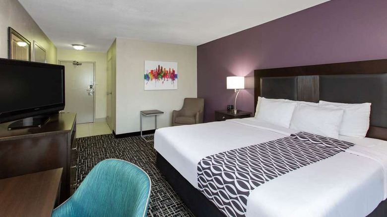 <b>La Quinta Inn & Suites Blue Springs Room</b>. Images powered by <a href="https://iceportal.shijigroup.com/" title="IcePortal" target="_blank">IcePortal</a>.