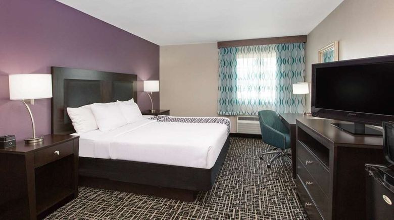 <b>La Quinta Inn & Suites Blue Springs Room</b>. Images powered by <a href="https://iceportal.shijigroup.com/" title="IcePortal" target="_blank">IcePortal</a>.