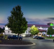 La Quinta Inn & Suites Blue Springs Exterior