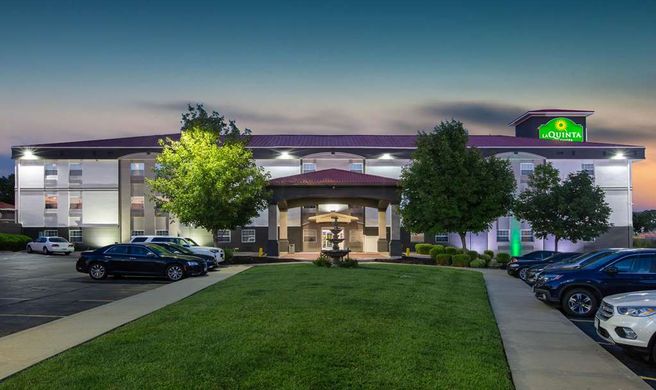 La Quinta Inn & Suites Blue Springs Exterior