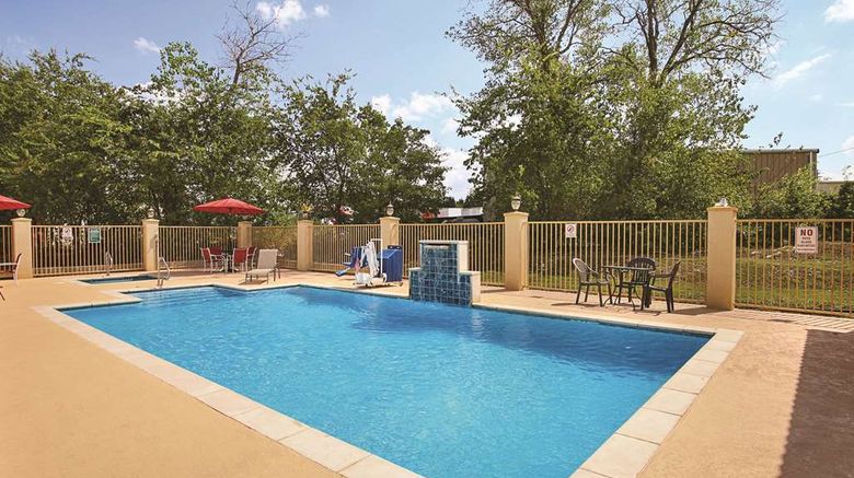 <b>La Quinta Inn & Suites by Wyndham Dallas Pool</b>. Images powered by <a href="https://iceportal.shijigroup.com/" title="IcePortal" target="_blank">IcePortal</a>.