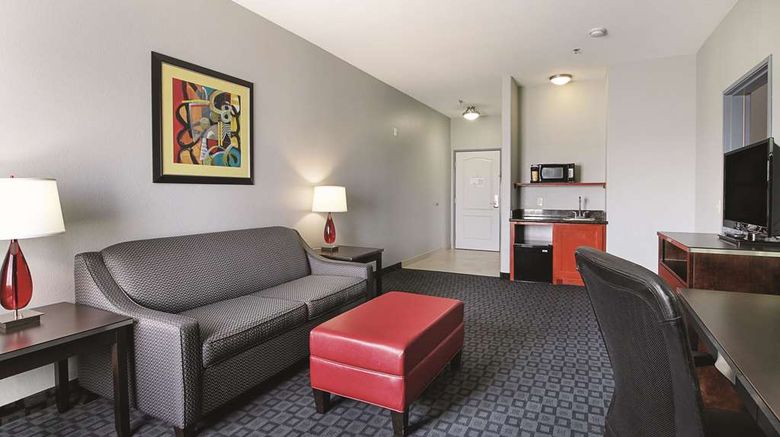 <b>La Quinta Inn & Suites by Wyndham Dallas Suite</b>. Images powered by <a href="https://iceportal.shijigroup.com/" title="IcePortal" target="_blank">IcePortal</a>.