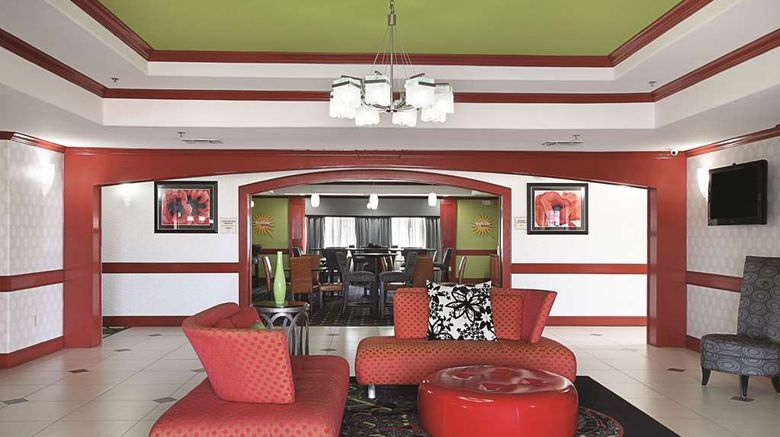 <b>La Quinta Inn & Suites by Wyndham Dallas Lobby</b>. Images powered by <a href="https://iceportal.shijigroup.com/" title="IcePortal" target="_blank">IcePortal</a>.
