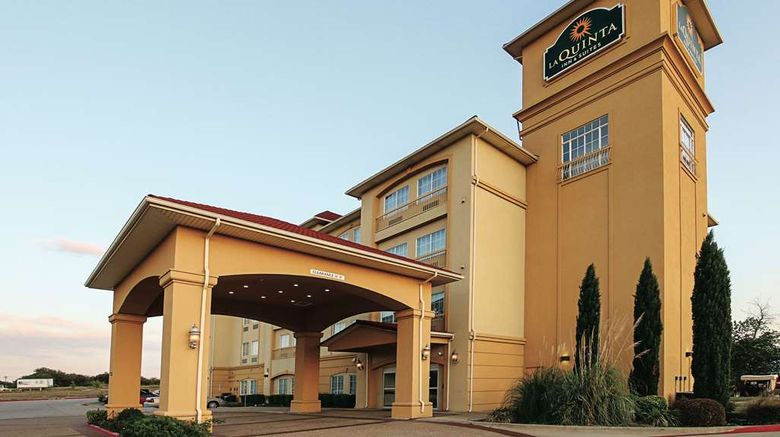 <b>La Quinta Inn & Suites by Wyndham Dallas Exterior</b>. Images powered by <a href="https://iceportal.shijigroup.com/" title="IcePortal" target="_blank">IcePortal</a>.