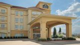 La Quinta Inn & Suites by Wyndham Dallas Exterior