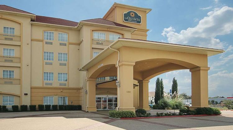 La Quinta Inn & Suites by Wyndham Dallas Exterior