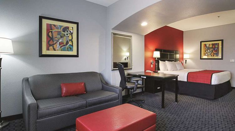 La Quinta Inn & Suites by Wyndham Dallas Room