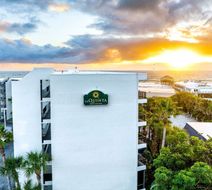 La Quinta Inn & Suites Oceanfront Exterior