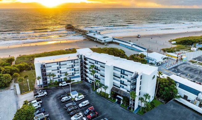 La Quinta Inn & Suites Oceanfront Exterior