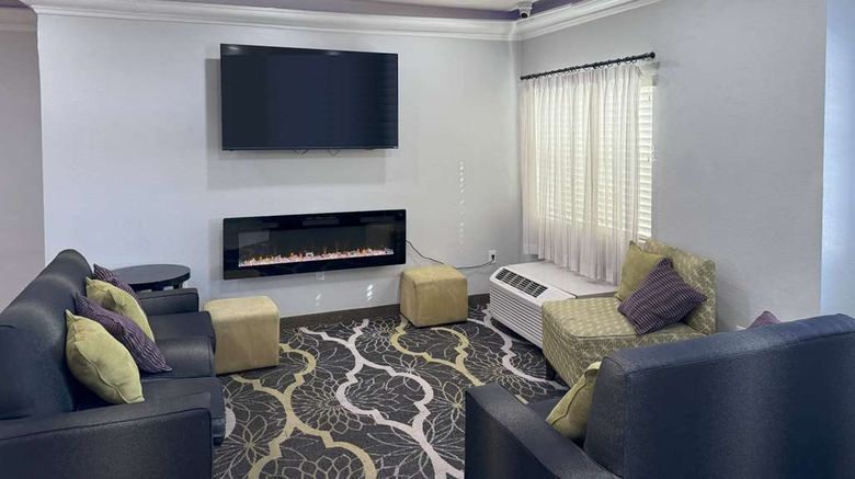 <b>La Quinta Inn & Suites Tulare Lobby</b>. Images powered by <a href="https://iceportal.shijigroup.com/" title="IcePortal" target="_blank">IcePortal</a>.