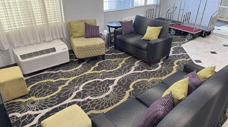 <b>La Quinta Inn & Suites Tulare Lobby</b>. Images powered by <a href="https://iceportal.shijigroup.com/" title="IcePortal" target="_blank">IcePortal</a>.