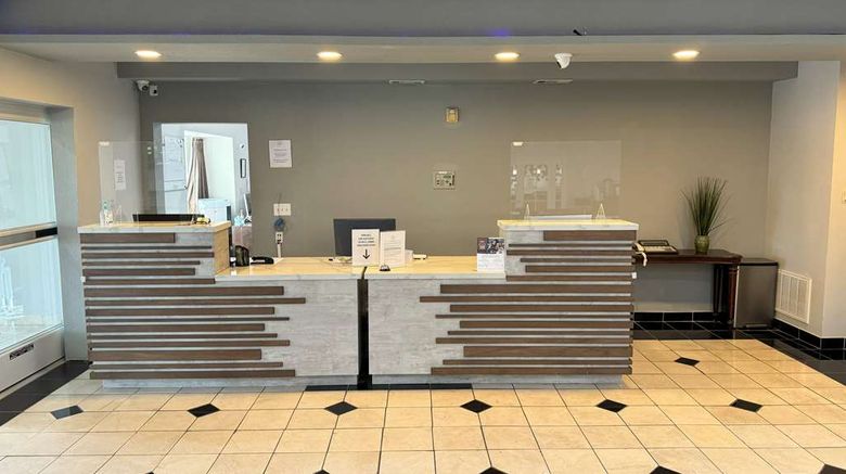 <b>La Quinta Inn & Suites Tulare Lobby</b>. Images powered by <a href="https://iceportal.shijigroup.com/" title="IcePortal" target="_blank">IcePortal</a>.