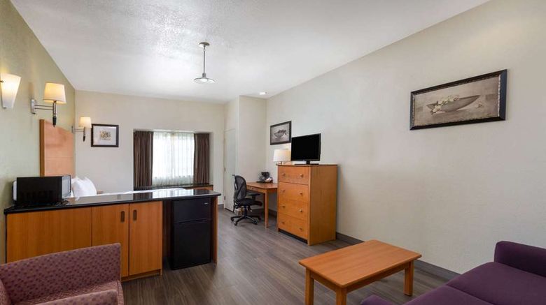 <b>La Quinta Inn & Suites Tulare Suite</b>. Images powered by <a href="https://iceportal.shijigroup.com/" title="IcePortal" target="_blank">IcePortal</a>.