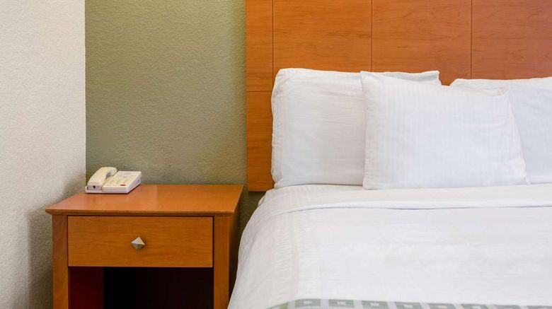 <b>La Quinta Inn & Suites Tulare Room</b>. Images powered by <a href="https://iceportal.shijigroup.com/" title="IcePortal" target="_blank">IcePortal</a>.
