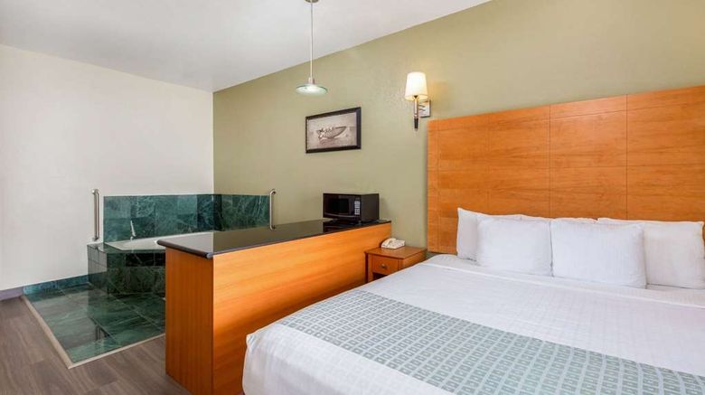 <b>La Quinta Inn & Suites Tulare Suite</b>. Images powered by <a href="https://iceportal.shijigroup.com/" title="IcePortal" target="_blank">IcePortal</a>.