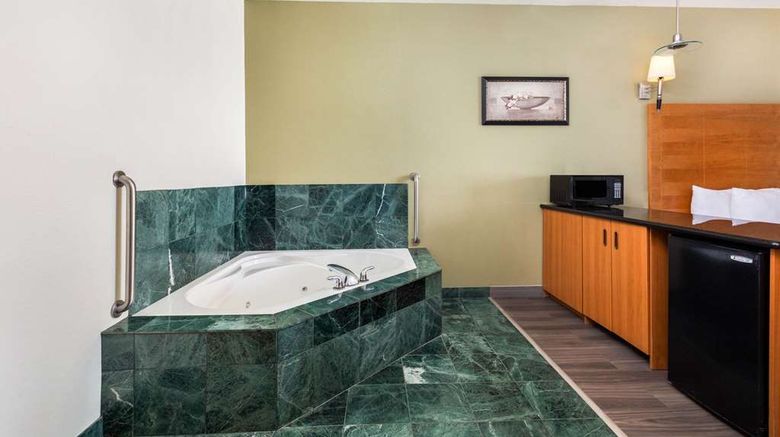 <b>La Quinta Inn & Suites Tulare Suite</b>. Images powered by <a href="https://iceportal.shijigroup.com/" title="IcePortal" target="_blank">IcePortal</a>.