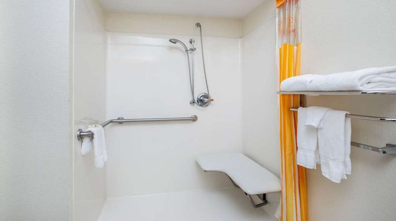 <b>La Quinta Inn & Suites Tulare Room</b>. Images powered by <a href="https://iceportal.shijigroup.com/" title="IcePortal" target="_blank">IcePortal</a>.