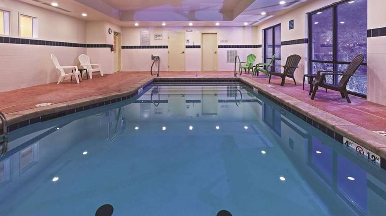 <b>La Quinta Inn & Suites Edmond Pool</b>. Images powered by <a href="https://iceportal.shijigroup.com/" title="IcePortal" target="_blank">IcePortal</a>.