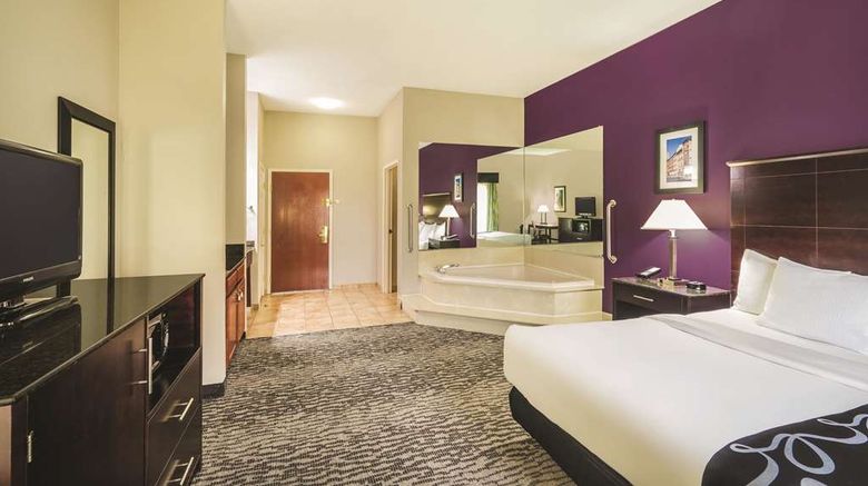 <b>La Quinta Inn & Suites Louisville Suite</b>. Images powered by <a href="https://iceportal.shijigroup.com/" title="IcePortal" target="_blank">IcePortal</a>.