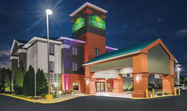 La Quinta Inn & Suites Louisville Exterior