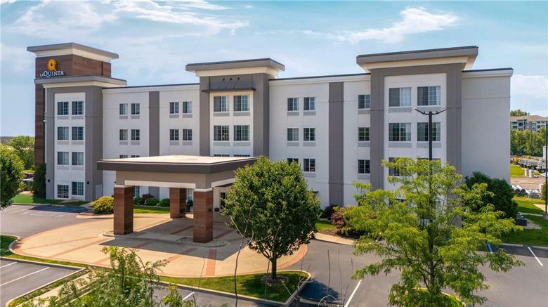 <b>La Quinta Inn & Suites Columbus Exterior</b>. Images powered by <a href="https://iceportal.shijigroup.com/" title="IcePortal" target="_blank">IcePortal</a>.